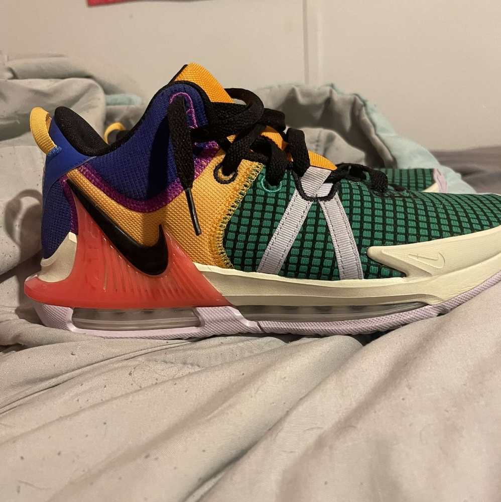 Nike LeBron Witness VII Basketball Shoes